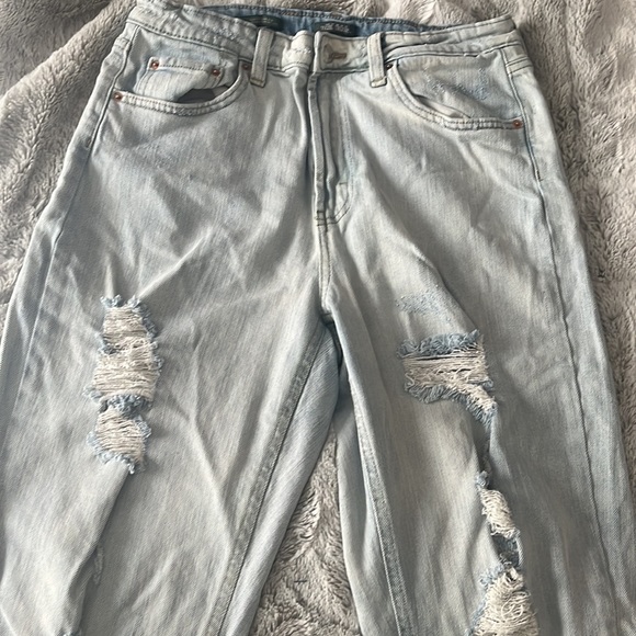 Wild Fable Distressed Light Wash 90s Style Mom Jeans Size 8 - Picture 3 of 5